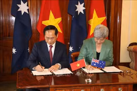 Vietnamese Deputy Prime Minister and Minister of Foreign Affairs Bui Thanh Son (left) and Australian Minister for Foreign Affairs Penny Wong sign an action programme to implement the Comprehensive strategic partnership for 2024 – 2027. (Photo: VNA)