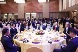 Prime Ministers of Vietnam Pham Minh Chinh, Laos Sonexay Siphandone, and Cambodia Samdech Thipadei Hun Manet have a working breakfast and special exchange with representatives from the ASEAN Business Advisory Council ASEAN BAC) in Vientiane on October 10 (Photo: VNA)