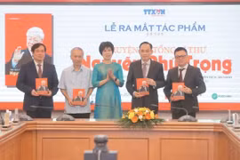 VNA General Director Vu Viet Trang (middle) presents the book to delegates at the event (Photo: VNA)