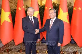 Party General Secretary and President To Lam (L) and Chinese Premier Li Qiang. (Photo: VNA)