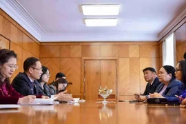 Secretary of the Communist Party of Vietnam (CPV) Central Committee and head of its Commission for External Relations Le Hoai Trung (second, left) hold working sessions with Vice Chairman of the Mongolian Democratic Party (MoDP) Batchimeg (third, right)on October 1. (Photo: VNA)