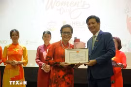 Vietnamese Ambassador to Malaysia Dinh Ngoc Linh (right) presents a Certificate of Merit to Tran Thi Chang (left), President of the Malaysia-Vietnam Friendship Association, at the ceremony. (Photo: VNA)