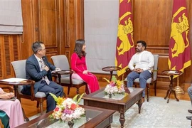 Vietnamese Ambassador to Sri Lanka Trinh Thi Tam (third from the left) and Sri Lanka President Anura Kumara Dissnayke (second from the right) (Photo: VNA)