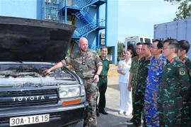 A French expert talks to Vietnamese officers about knowledge and skills in driving, towing, maintaining and servicing four-wheel-drive off-road vehicles. (Photo: VNA)