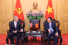 Politburo member and President of the Ho Chi Minh National Academy of Politics (HCMA) Nguyen Xuan Thang (right) receives Belarusian Ambassador to Vietnam Uladzimir Baravikou (Photo: VNA)