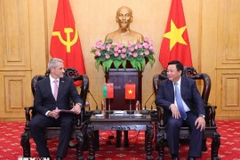 Politburo member and President of the Ho Chi Minh National Academy of Politics (HCMA) Nguyen Xuan Thang (right) receives Belarusian Ambassador to Vietnam Uladzimir Baravikou (Photo: VNA)