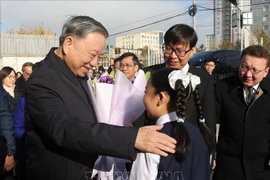 Party General Secretary and State President To Lam visits Inter-Level School No.14 named after President Ho Chi Minh in the Mongolian capital city of Ulaanbaatar on October 1. (Photo: VNA)