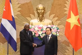 President of the National Assembly of People's Power of Cuba Esteban Lazo Hernandez (L) shakes hands with NA Chairman Tran Thanh Man in July 2024. (Photo: VNA)