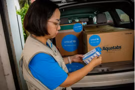 UNICEF Vietnam transports 80,000 water purification tablets for the Centre of Disease Control in Thai Nguyen province, and 4,000 litres of water to the Lao Cai provincial Hospital. (Photo: UNICEF)