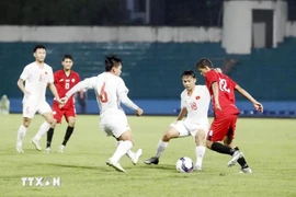 Vietnam (white) secure a 1-1 draw against Yemen in the last match of Group I. (Photo: VNA)