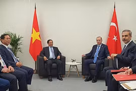 Vietnamese Prime Minister Pham Minh Chinh (L) meets with Turkish President Recep Tayyip Erdogan in Kazan on October 23 evening (local time). (Photo: VNA)