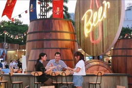 Visitors enjoy Belgian beer at the Belgian Culture & Food Festival 2023 (Photo: VNA)