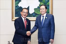 National Assembly Chairman Tran Thanh Man (R) meets with his Singaporean counterpart Seah Kian Peng in Vientiane on October 19 (Photo: VNA)