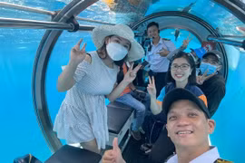 The submarine services provided by Vinpearl Joint Stock Company offer exciting experiences for tourists. (Photo: baokhanhhoa.vn)