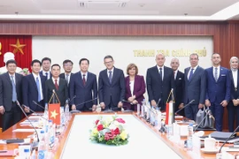 Representatives of the Government Inspectorate of Vietnam and the Administrative Control Authority (ACA) pose for a group photo. (Photo: thanhtravietnam.vn)