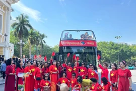 Women wearing 'Ao dai' participate in the programme (Photo: hanoimoi.vn)