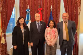 Vietnamese Ambassador to Argentina Ngo Minh Nguyet (second, right) and participants at the meeting (Photo: VNA)
