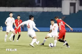 Vietnam (white) secure a 1-1 draw against Yemen in the last match of Group I. (Photo: VNA)
