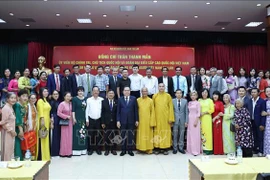 National Assembly Chairman Tran Thanh Man (twelfth from left, front row) meets with the Vietnamese Embassy's staff and representatives of the Vietnamese community in Laos on October 18. (Photo: VNA)