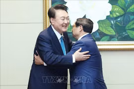 Prime Minister Pham Minh Chinh meets with President of the Republic of Korea (RoK) Yoon Suk Yeol in Vientiane on October 10. (Photo: VNA)