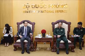 Minister of National Defence General Phan Van Giang (right) and Chinese Ambassador to Vietnam He Wei (Photo: VNA)