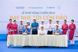 Representatives of the Con Dao district People's Committee, Vietnam Airlines and Lagom Vietnam signed a Memorandum of Understanding affirming their commitment to cooperation, starting a pioneering campaign on environmental protection (Photo: VNA)