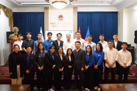 Minister of Information and Communications Nguyen Manh Hung (fifth from the right, front row) and Vietnamese students in Russia, whose major is information technology.(Photo: VNA)