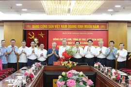 Party General Secretary and State President To Lam (sixth, right) and leaders of central agencies in charge of internal affairs at the meeting. (Photo: VNA)