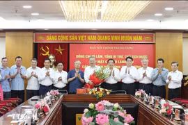 Party General Secretary and State President To Lam (sixth, right) and leaders of central agencies in charge of internal affairs at the meeting. (Photo: VNA)