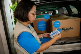 UNICEF Vietnam transports 80,000 water purification tablets for the Centre of Disease Control in Thai Nguyen province, and 4,000 litres of water to the Lao Cai provincial Hospital. (Photo: UNICEF)