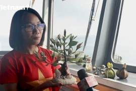 Flowers and letters travel hundreds of nautical miles from Truong Sa to the mainland 