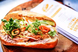 Foreigners in love with Vietnamese cuisine