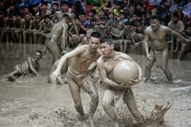 Mud wrestling: Bizarre folk sports in Bac Giang province