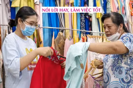 Women choose "ao dai" at the shop. (Photo: phunuvietnam.vn)