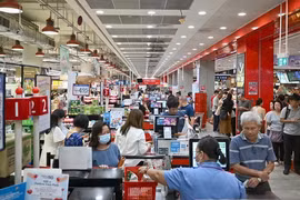 Eligible Singaporeans will receive between 200 SGD (151.9 USD) and 400 SGD (303.7 USD) next month, as part of measures to help them cope with rising cost of living (Photo: The Straits Times)
