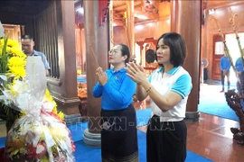 The delegations offer incense to President Ho Chi Minh and war heroes (Photo: VNA)