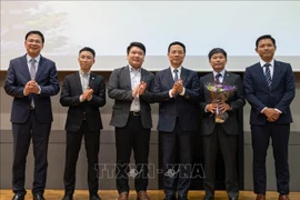 MInister of Information and Communications Nguyen Manh Hung (third, right) meets the management board of Vietnamese IT Association in Japan (Photo: VNA)