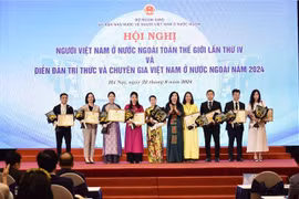 The Minister of Foreign Affairs’ certificates of merit and the SCOVA’s commendations are presented to individuals and groups in Vietnam and overseas who have made significant, exemplary contributions to OV-related work at the event (Photo: VNA)