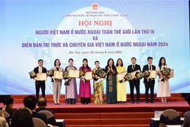 The Minister of Foreign Affairs’ certificates of merit and the SCOVA’s commendations are presented to individuals and groups in Vietnam and overseas who have made significant, exemplary contributions to OV-related work at the event (Photo: VNA)