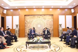 Secretary of the Party Central Committee and Chairman of its Commission for External Relations Le Hoai Trung (R) hosts a reception for Chilean Minister of Foreign Affairs Alberto Van Klaveren in Hanoi on August 27. (Photo: VNA)