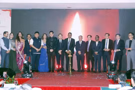 Delegates carry out candle lighting ceremony - an Indian traditional ritual - at the opening ceremony of the third Namaste Vietnam (Hello Vietnam) Festival in Ho Chi Minh City. (Photo: VNA)