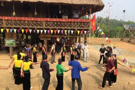 Activities held at the Vietnamese Ethnic Culture and Tourism Village have increased exchanges among residing ethnic groups, contributing to attracting more tourists to the village (Photo: dangcongsan.vn)