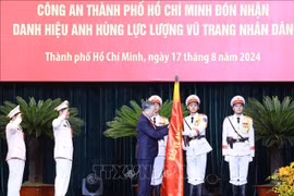 Party General Secretary and President To Lam presents the title of Hero of the People's Armed Forces to the Ho Chi Minh City Department of Public Security at a ceremony on August 17. (Photo: VNA)