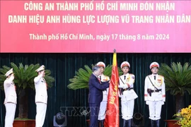 Party General Secretary and President To Lam presents the title of Hero of the People's Armed Forces to the Ho Chi Minh City Department of Public Security at a ceremony on August 17. (Photo: VNA)