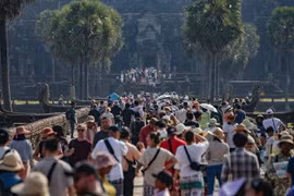 Tourists visit the Angkor Wat in Siem Reap province, Cambodia. (Photo: Xinhua)