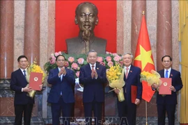 General Secretary of the Communist Party of Vietnam (CPV) Central Committee and State President To Lam (central) presents appointment decisions to three new Deputy Prime Ministers. (Photo: VNA)