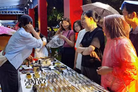 Visitors to Hanoi Tourism Gift Festival (Photo: VNA)