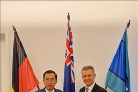 MP Matt Thistlethwaite, Assistant Minister for Immigration of Australia, and Vietnamese Ambassador Pham Hung Tam (right). (Photo: VNA)