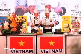 Fruit carver Pham Van Dong and chef Nguyen Van Thong introduce their products at the Vietnam culinary festival in India. (Photo: VNA)
