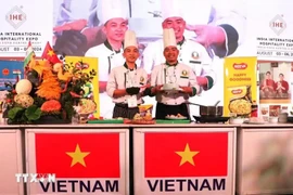 Fruit carver Pham Van Dong and chef Nguyen Van Thong introduce their products at the Vietnam culinary festival in India. (Photo: VNA)